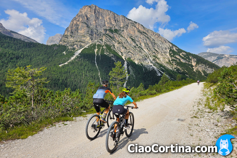 Cyclists with Col Rosà in the background