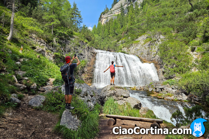 Il salto dell'acqua della cascata intermedia di Fanes