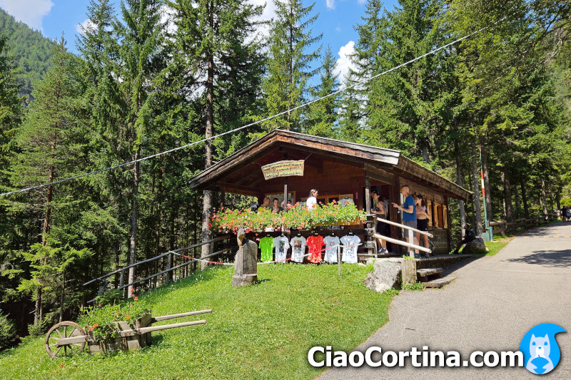 La casetta delle informazioni turistiche del parco di Cortina