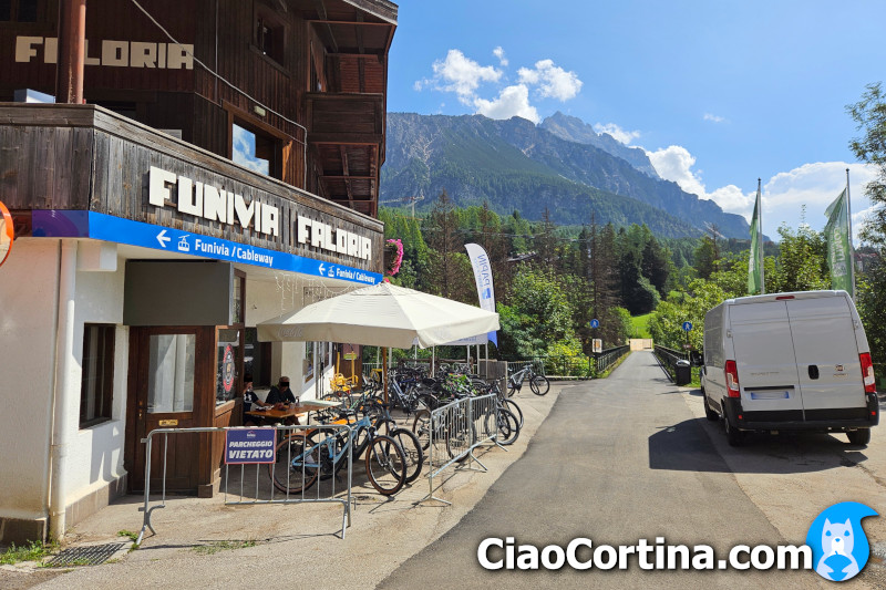 Il ponte davanti alla Funivia Faloria