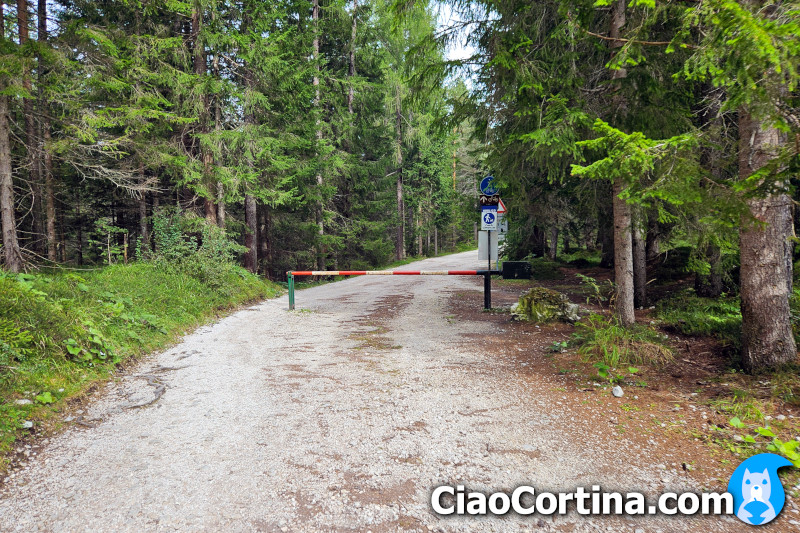 La sbarra che blocca l'accesso all'ex ferrovia